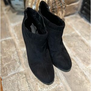 Sam & Libby Black Vegan Suede Pull On 4" High Heel Ankle Boots Booties Size 10